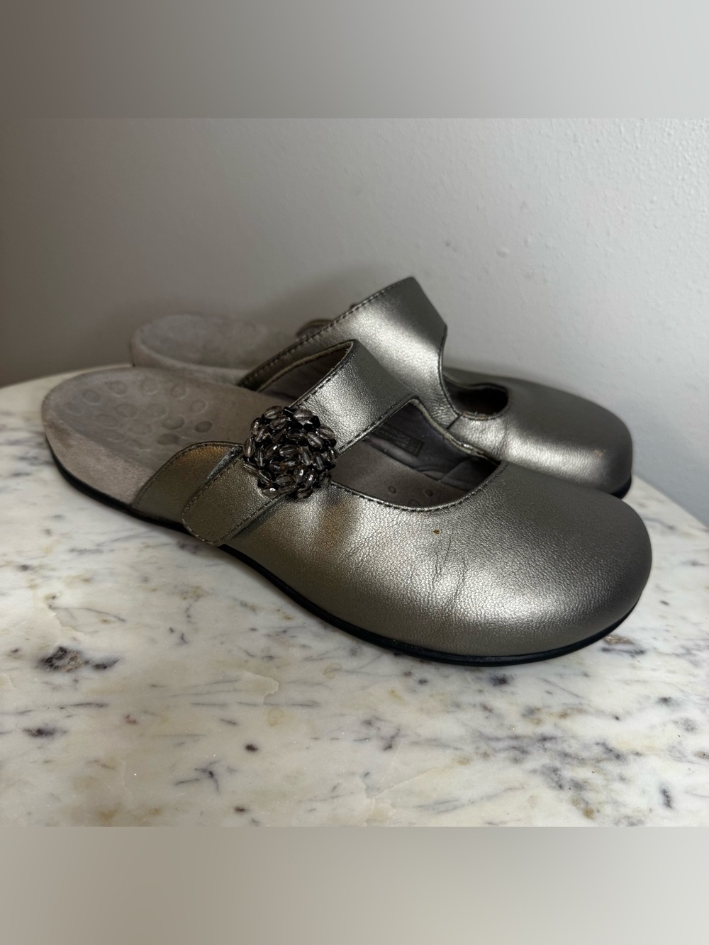 Vionic Joan Mules Size 7 flats Leather silver comfort shoes MAKE ME AN OFFER!